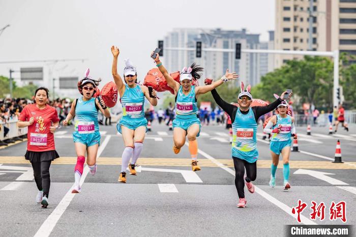 1万余名中外跑者竞逐2024南昌象湖半程马拉松：江