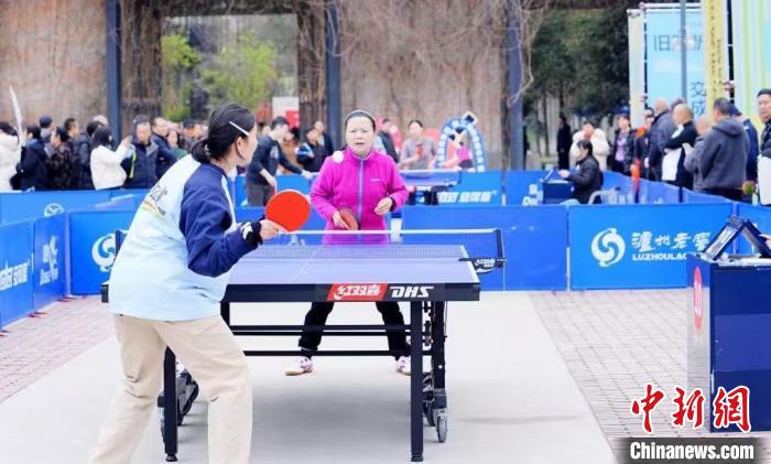 国球进社区：奥运冠军陈龙灿在蓉与居民同台竞