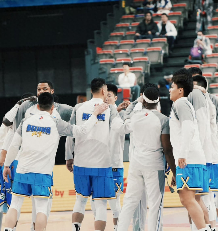 北京队第二阶段首战大胜四川队 周琦复出麦基首