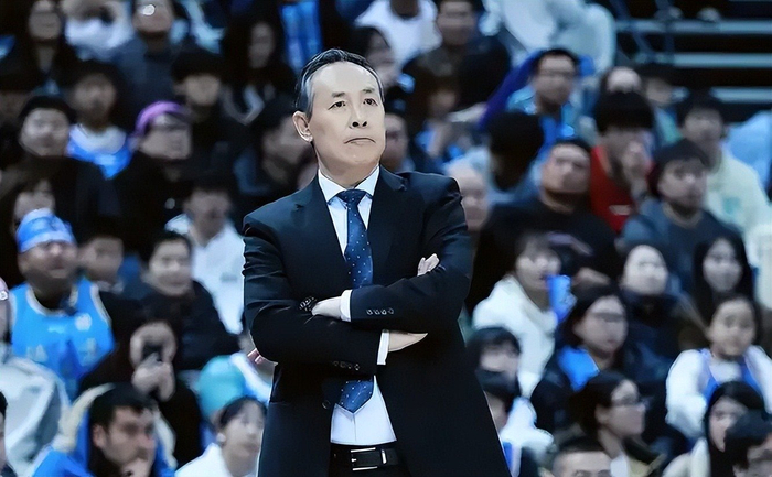 北京队第二阶段首战大胜四川队 周琦复出麦基首