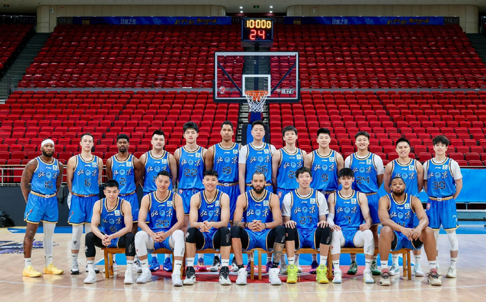 北京队第二阶段首战大胜四川队 周琦复出麦基首