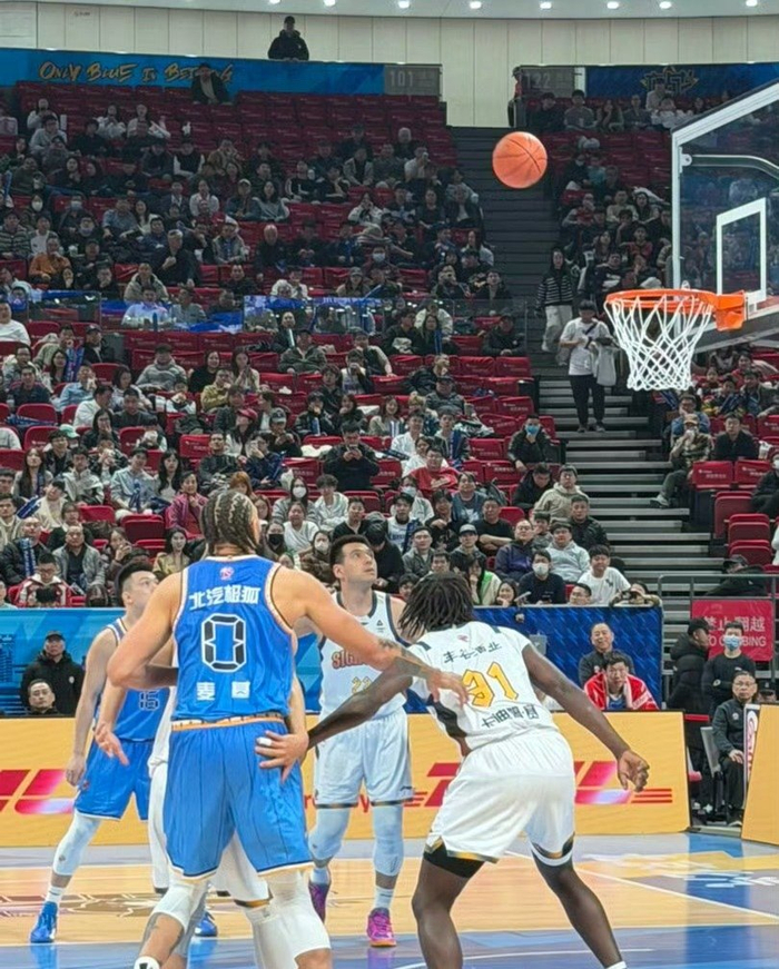 北京队第二阶段首战大胜四川队 周琦复出麦基首