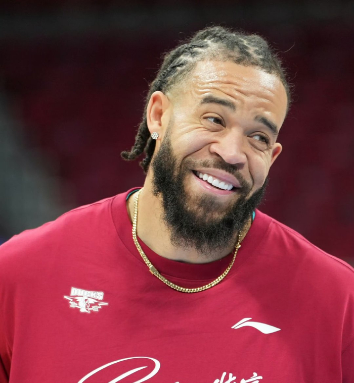 北京队第二阶段首战大胜四川队 周琦复出麦基首