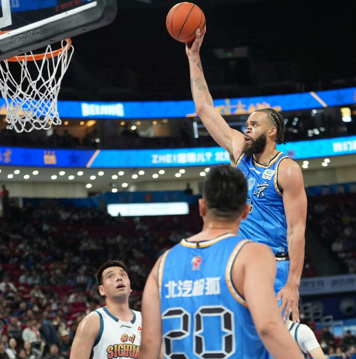 北京队第二阶段首战大胜四川队 周琦复出麦基首