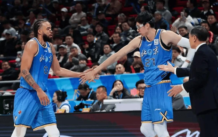 北京队第二阶段首战大胜四川队 周琦复出麦基首