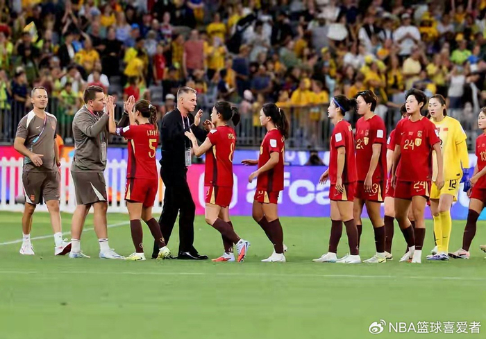 中国女足亚洲杯四强折戟，战术短板引深思