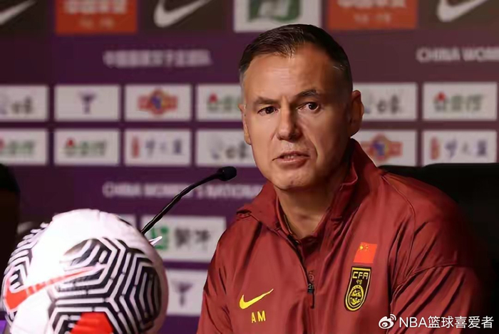 中国女足亚洲杯四强折戟，战术短板引深思