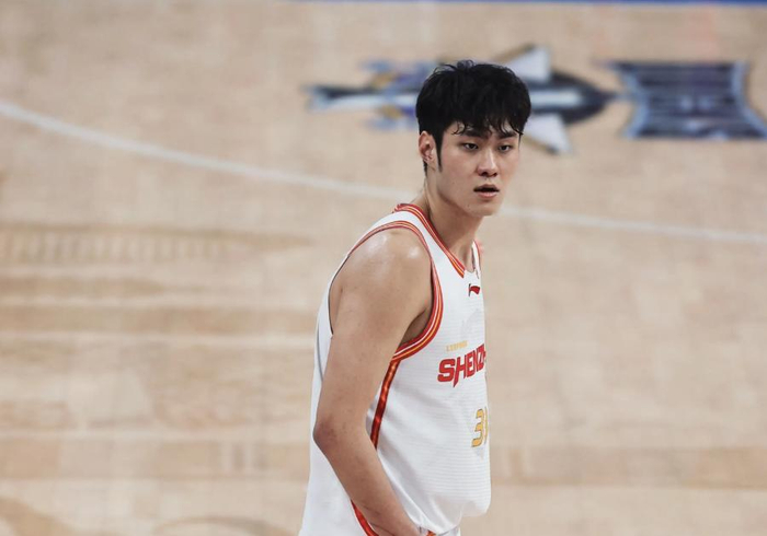 21岁王浩然33分爆发 中国男篮锋线曙光初现