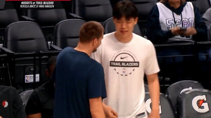 约基奇赛后拥抱杨瀚森 温情互动引爆社交媒体