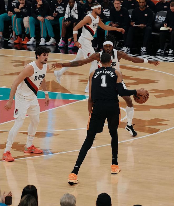 文班亚马35分助马刺掀翻开拓者 防守策略暴露对